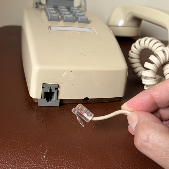 Vintage GTE wall mount push button phone - Picture 11 of 13